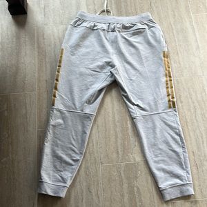 Lululemon men’s XL light grey jogger with gold side stripes